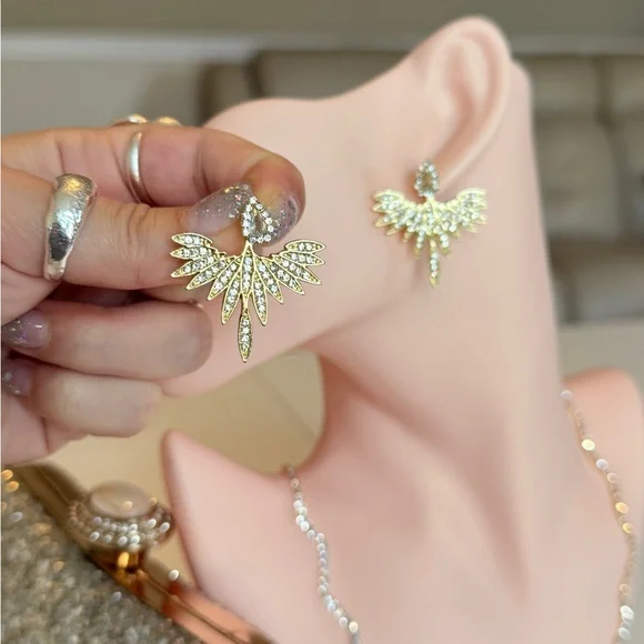 ⚜️ Elegant Gold Winged Earrings - Picture 3 of 9